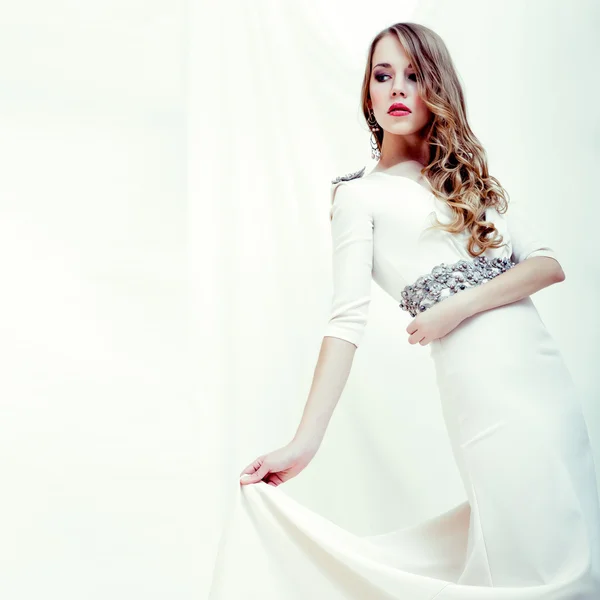 Retrato de moda de uma menina sensual em um vestido branco — Fotografia de Stock