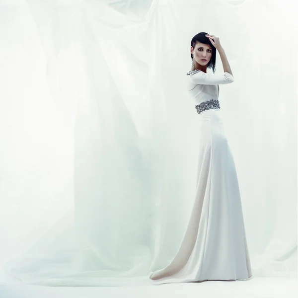 Retrato de moda de uma jovem em um vestido branco — Fotografia de Stock
