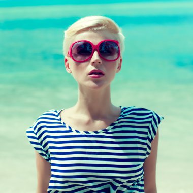 Deniz bir arka plan üzerine bir kızın moda portre