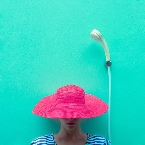 Retrato de uma menina em um chapéu rosa no chuveiro — Fotografia de Stock