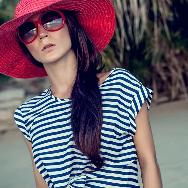 Modeporträt eines Mädchens am Strand — Stockfoto