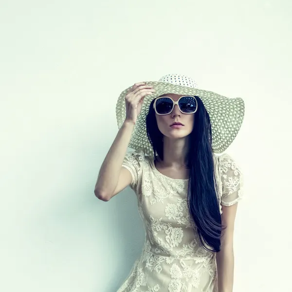 Retrato de moda de una chica sensual en un sombrero contra la pared —  Fotos de Stock