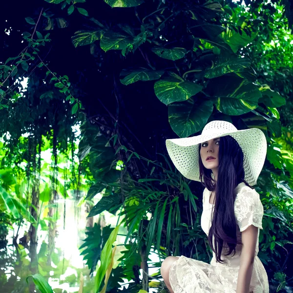 Mode portret van een dame in een tropisch bos — Stockfoto