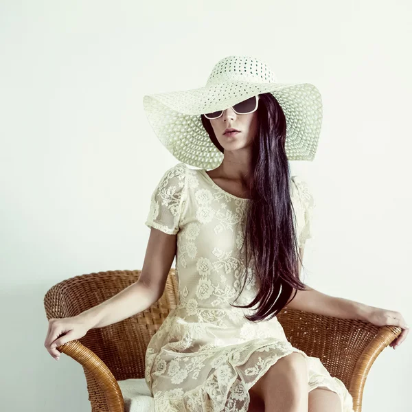 Ritratto di moda di una ragazza su una sedia vintage — Foto Stock