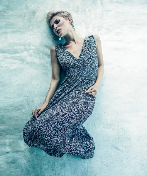 Portrait of sensual woman lying on the floor — Stock Photo, Image