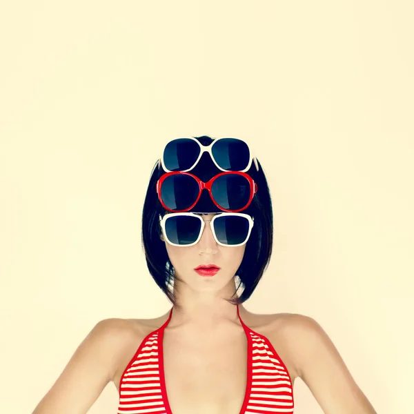 Ritratto di una giovane ragazza in occhiali alla moda — Foto Stock