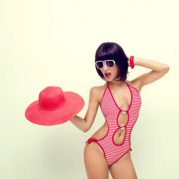 Портрет модной девушки в купальнике и шляпе — стоковое фото