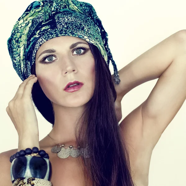 Портрет моди дівчини в стильному шарфі — стокове фото