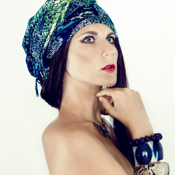 Portret van een meisje in een modieuze sjaal — Stockfoto