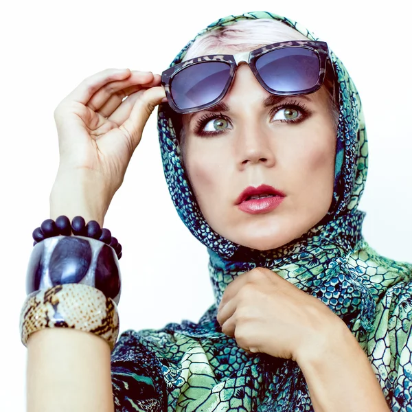 Портрет чувственной женщины в шарфе и очках — стоковое фото