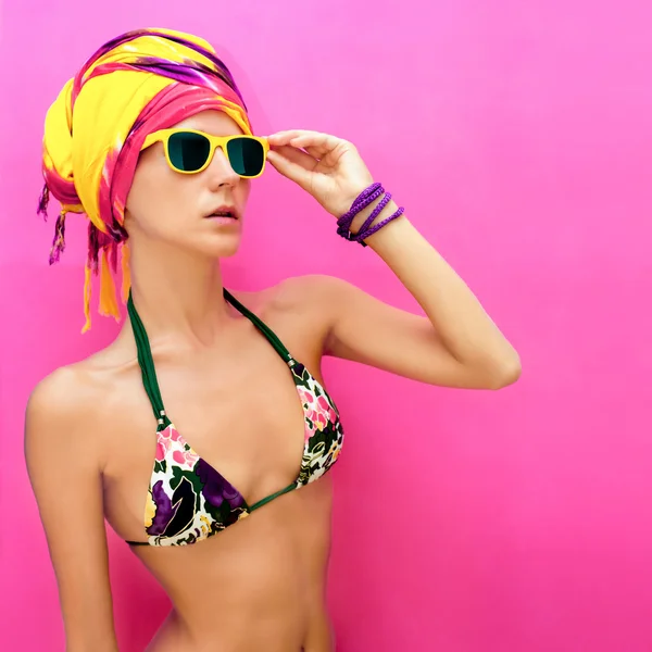 Portrait d'une fille dans un foulard et un maillot de bain lumineux — Photo