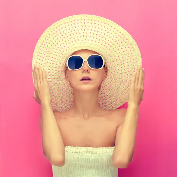 Retrato de una chica en un sombrero sobre un fondo rosa Imágenes De Stock Sin Royalties Gratis