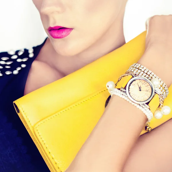 akşam tarzı güzel bir kızın moda portre