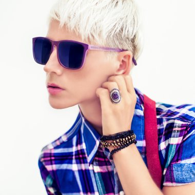 portre genç çekici sarışın kız, ülkeye bak