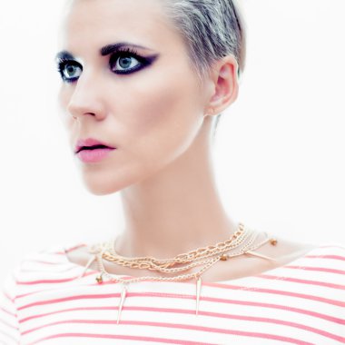 parlak bir makyaj ile şehvetli kız portresi