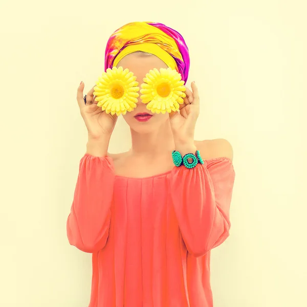 Colorful portrait of a bright summer girl — Stock Photo, Image