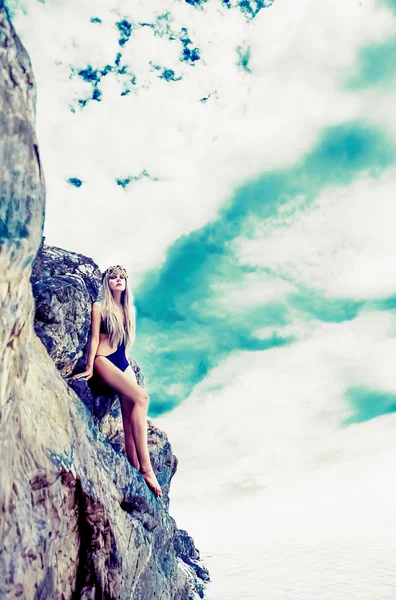 Retrato de una chica sensual sobre un fondo de piedras —  Fotos de Stock