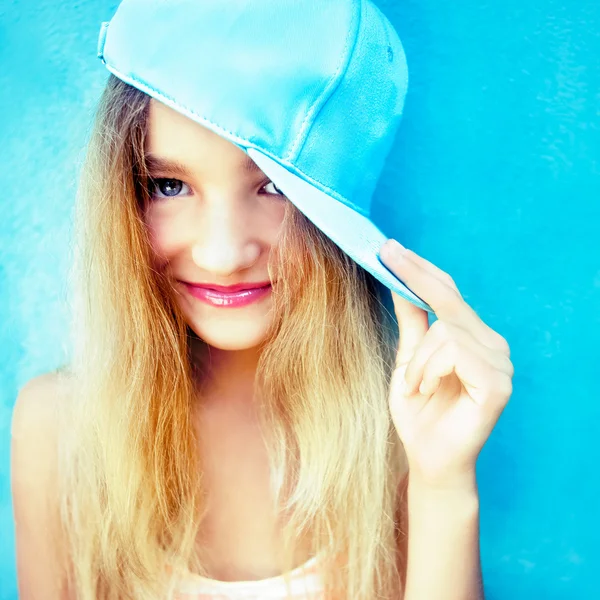 Portrait de jeune fille mignonne en mur bleu — Photo