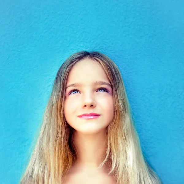 Портрет мрійливої дівчини-підлітка — стокове фото
