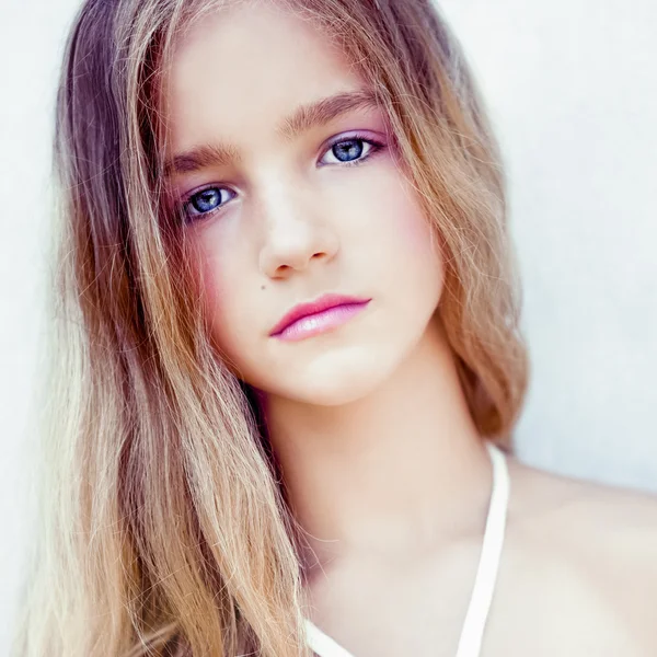 Retrato de una hermosa adolescente — Foto de Stock