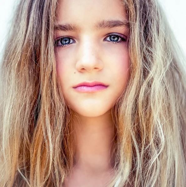 Retrato de uma bela menina adolescente — Fotografia de Stock
