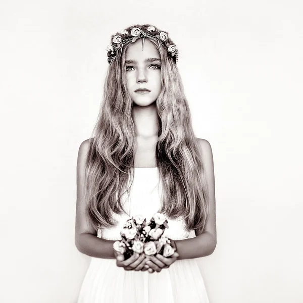 Sensual teen girl with a bouquet of roses — Stock Photo, Image