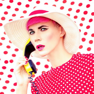 moda portre retro bir kız ile bir telefon