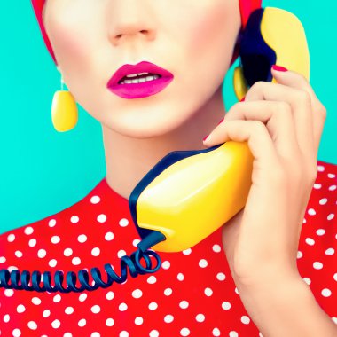 retro bir kızın telefon yakın çekim portre