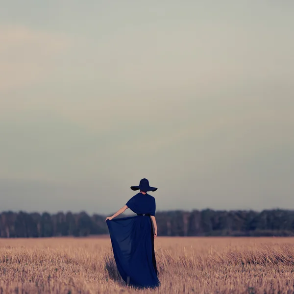 Modeporträt eines Mädchens im schwarzen Kleid im Wald — Stockfoto