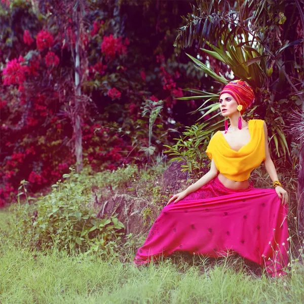 Retrato de moda de una chica en una selva tropical — Foto de Stock