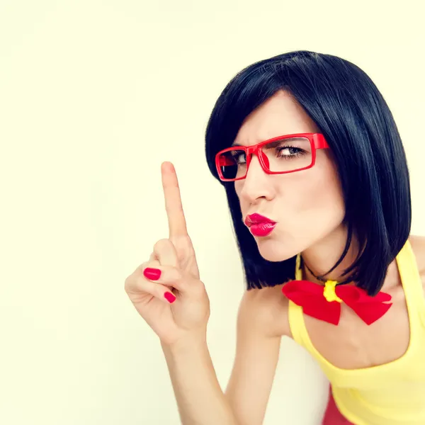 Komik ciddi bir kız portresi