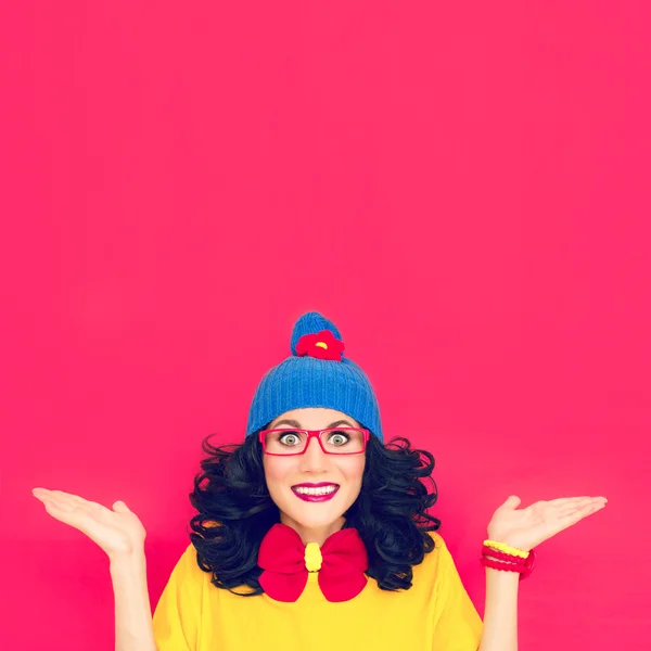 komik portre koyu kırmızı zemin üzerine bir kız