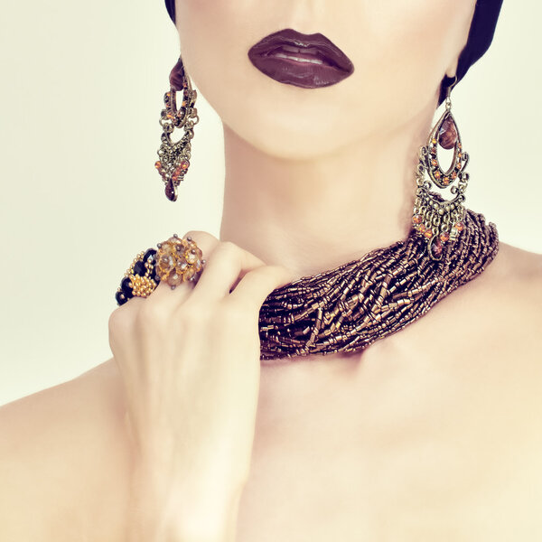 портрет чувственной девушки в ювелирных изделиях
