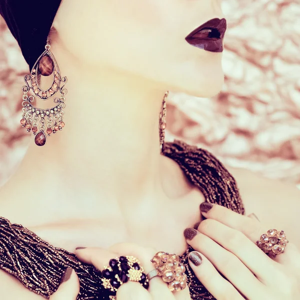 Portrait d'une belle fille en bijoux — Photo