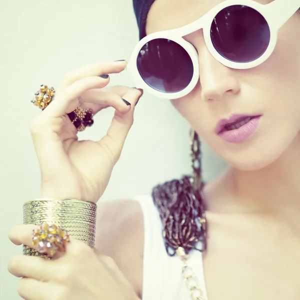 Retrato de una chica con estilo en joyas y accesorios — Foto de Stock