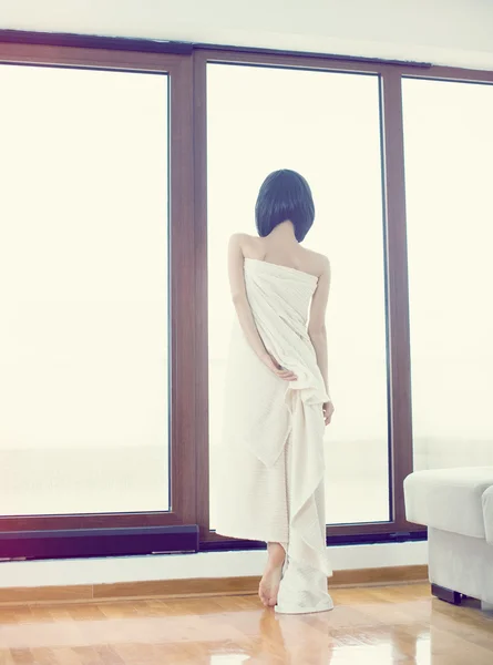 Porträtt av en sensuell tjej i rummet — Stockfoto