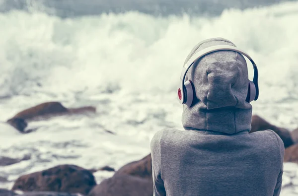 Girl listening to music on the seafront — Stock Photo, Image