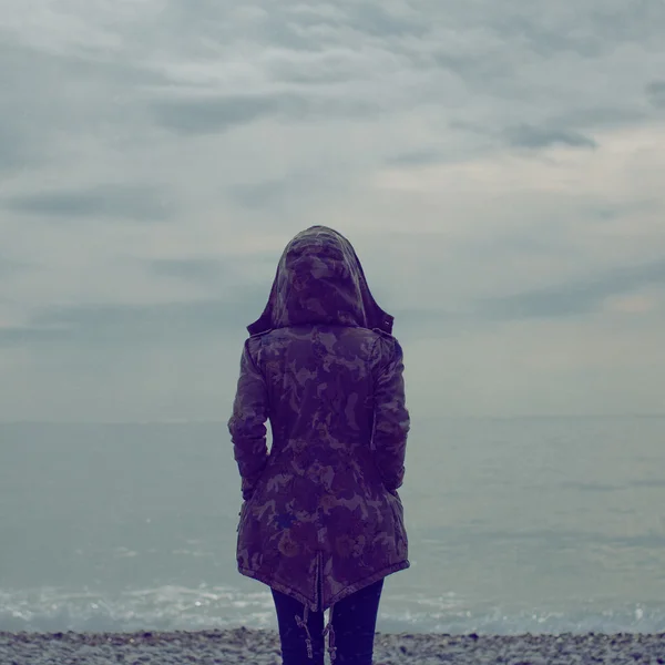 Samotna dziewczyna nad brzegiem — Zdjęcie stockowe