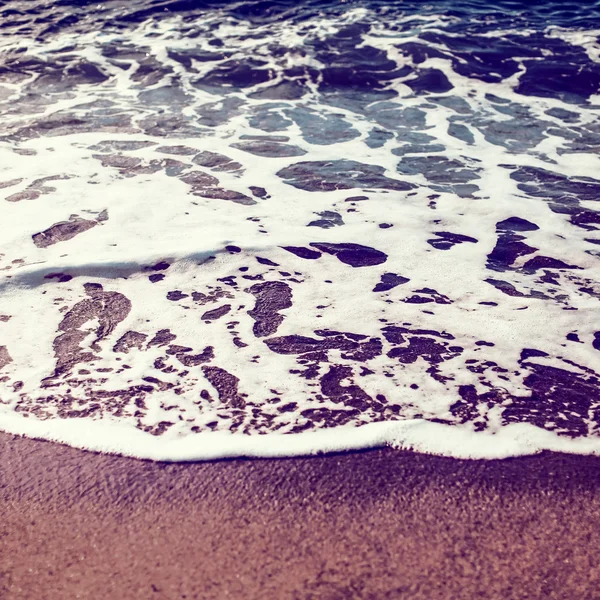 Strand golven met schuim — Stockfoto