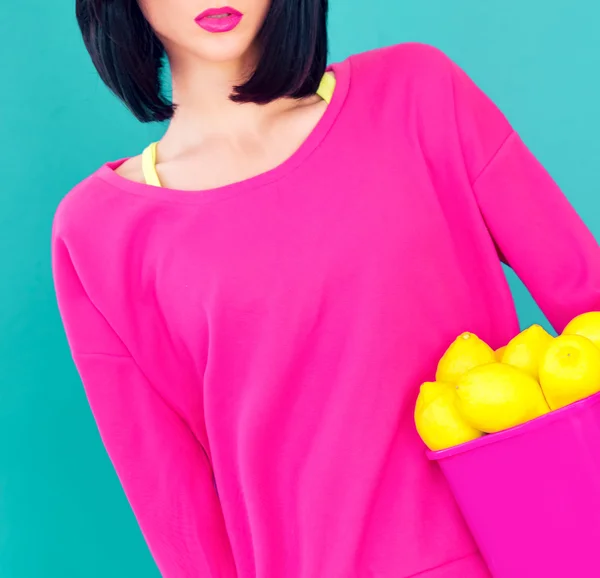 Glamour portrét dívky s citrony — Stock fotografie
