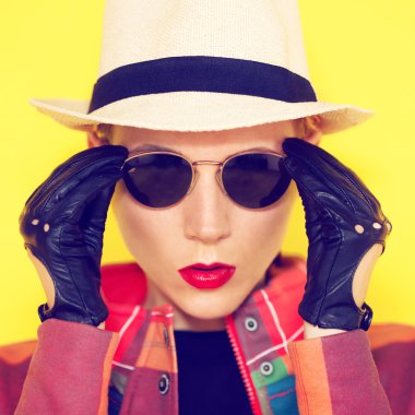 şık bir yeniyetme kızın portresi