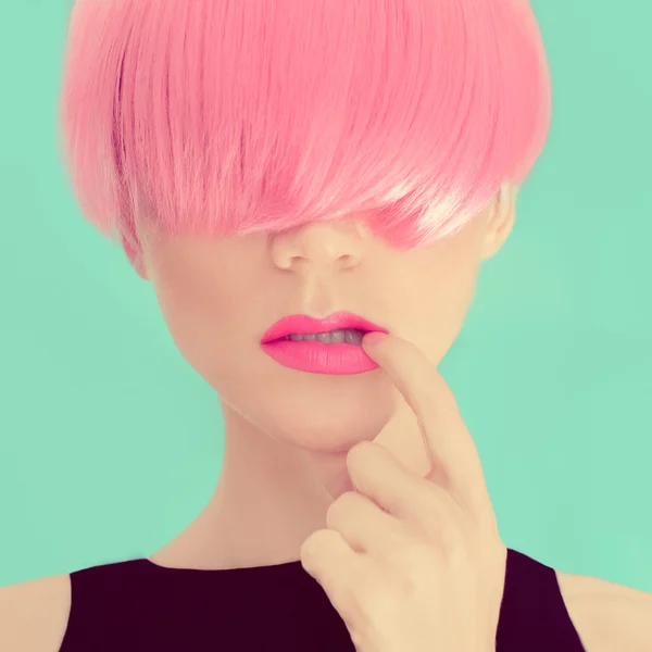 Moda dziewczyna z różowymi włosami. — Zdjęcie stockowe