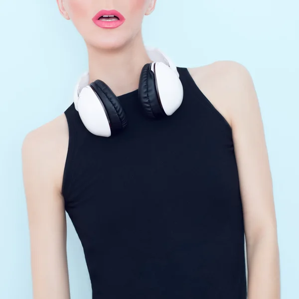 Glamour sensual chica con auriculares — Foto de Stock