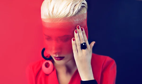 Kırmızı ve siyah stil moda bayan — Stok fotoğraf