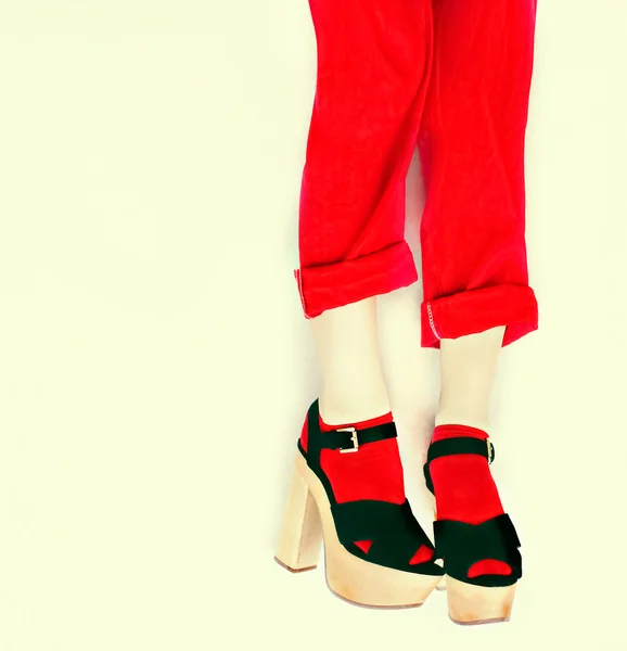Menina de moda estilo preto e vermelho — Fotografia de Stock