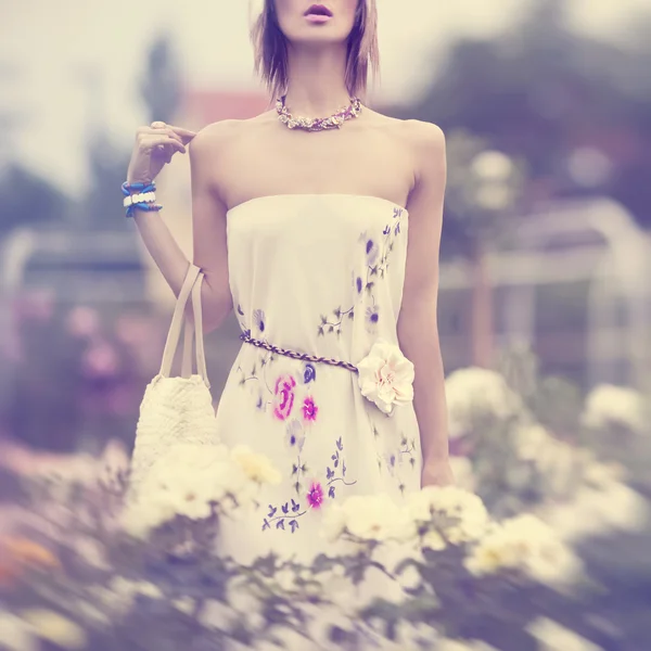 Porträt eines sinnlichen Sommermädchens in Blumen — Stockfoto