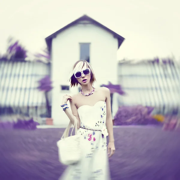Sensuele dame in lavendel kleur — Stockfoto