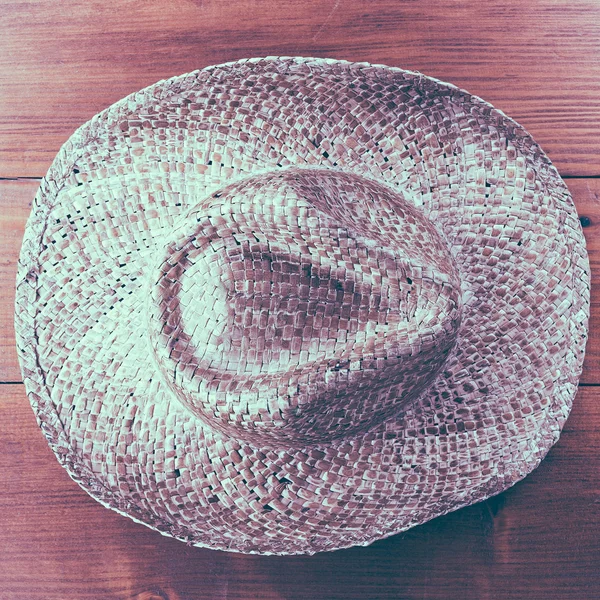 Retro kovbojský klobouk na dřevěné pozadí — Stock fotografie