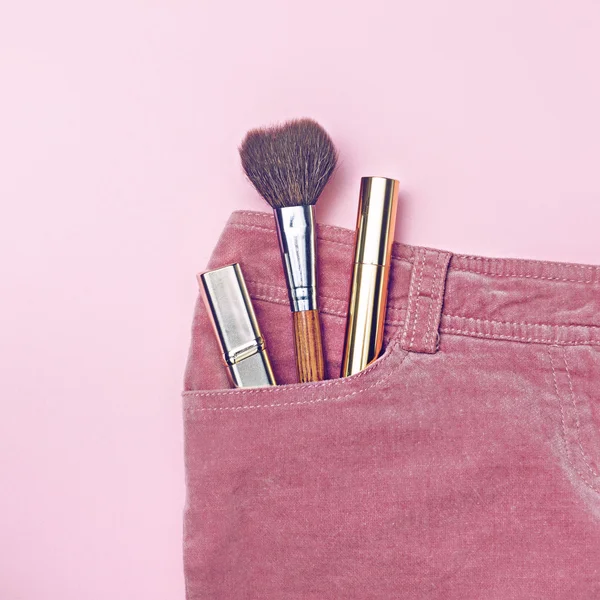 Petit ensemble de maquillage en poche pantalon rose — Photo