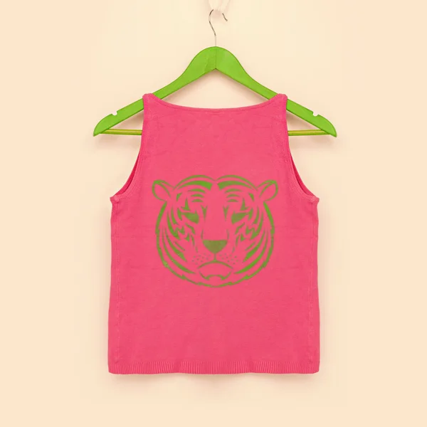 T-shirt rosa com imagem de tigre verde — Fotografia de Stock